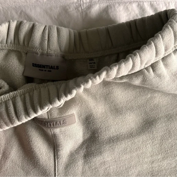 Essentials FOG Sweatshorts - Picture 3 of 4